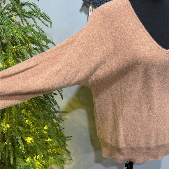 HP🌈 100% Cashmere*Magashoni * Tan V-Neck Women's Sweater * Size Medium - Picture 4 of 11